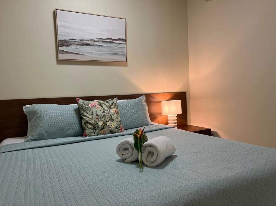 Whitsundays Ocean & Rainforest Views Airlie Apartment *